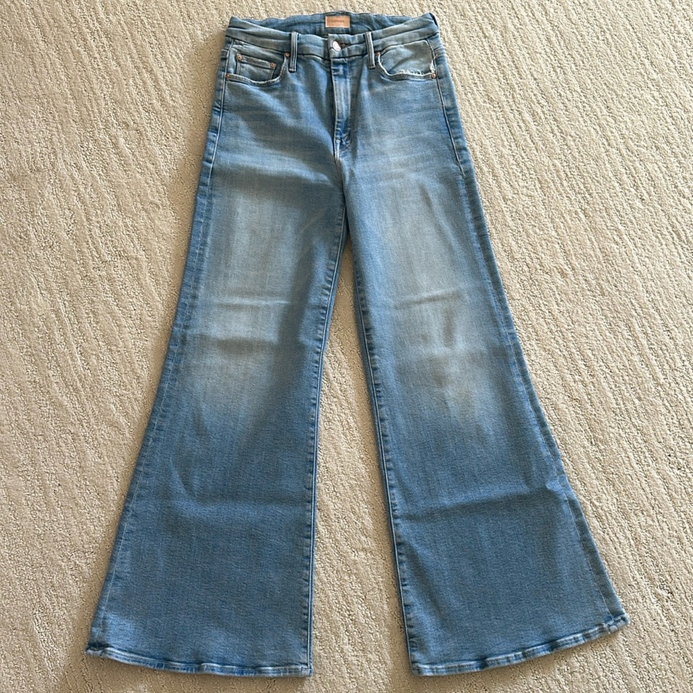 Mother Denim - The Roller wide leg flare in California Cruiser wash. Size 27